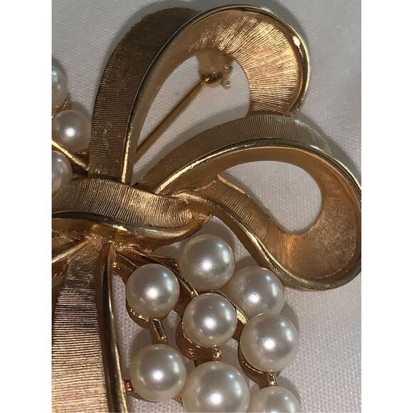 Vintage Large Crown Trifari Faux Pearls Brushed Gold Tone Berris Branch Brooch P - Picture 11 of 14
